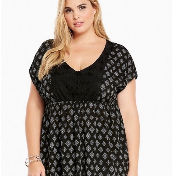 Torrid 4 flowy black & white blouse - Picture 2 of 6